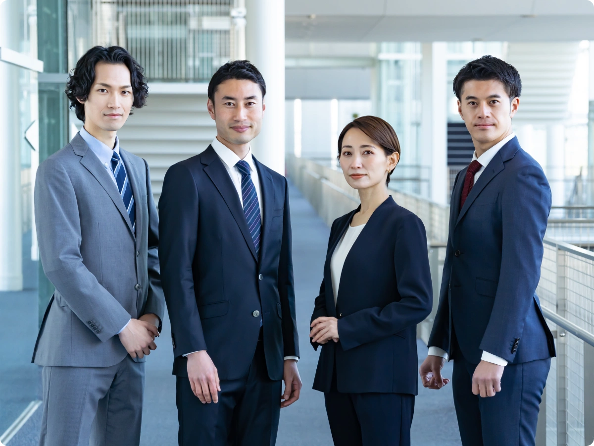 オフィスに立つM&Aのプロフェッショナルチーム